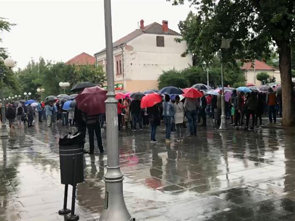SRBISTAN: Protest u Lazarevcu zbog hapšenja napadača na policajca SRBISTAN: Protest u Lazarevcu zbog hapšenja napadača na policajca