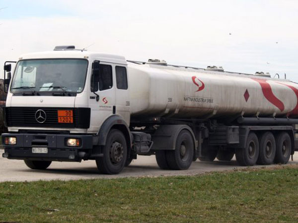 BANANA DRŽAVA: SNS-ovci (na crno) prodaju naftu, po cisterni uzmu više od MILION dinara! BANANA DRŽAVA: SNS-ovci (na crno) prodaju naftu, po cisterni uzmu više od MILION dinara!