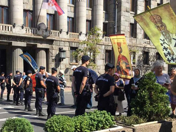 SAZNAJEMO: Protivnici Parade ponosa zaustavljeni kod Skupštine SAZNAJEMO: Protivnici Parade ponosa zaustavljeni kod Skupštine