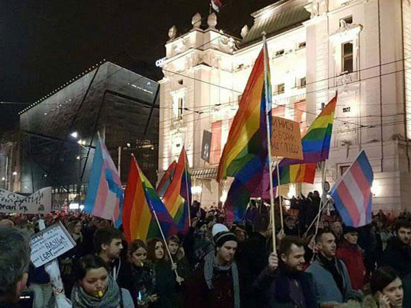 LGBT zastave na protestu, uprkos protivljenju organizatora! LGBT zastave na protestu, uprkos protivljenju organizatora!