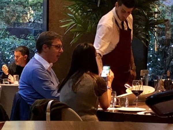 PLATA LAŽOVA JE oko 1000 evra?! Kako Vučić ruča u NAJSKUPLJEM RESTORANU?! PLATA LAŽOVA JE oko 1000 evra?! Kako Vučić ruča u NAJSKUPLJEM RESTORANU?!