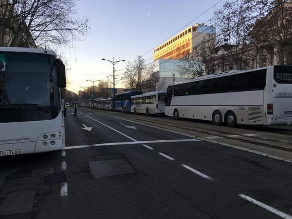 SKANDAL! Autobus vozio naprednjake u Beograd, đaci peške po snegu u školu! SKANDAL! Autobus vozio naprednjake u Beograd, đaci peške po snegu u školu!