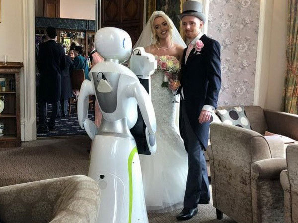 Eva, robot fotograf, obavila je prvo profesionalno fotografisanje venčanja Eva, robot fotograf, obavila je prvo profesionalno fotografisanje venčanja