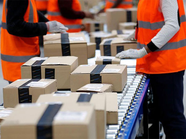 Amazon predstavio robote za pakovanje koji zamenjuju ljudske radnike Amazon predstavio robote za pakovanje koji zamenjuju ljudske radnike